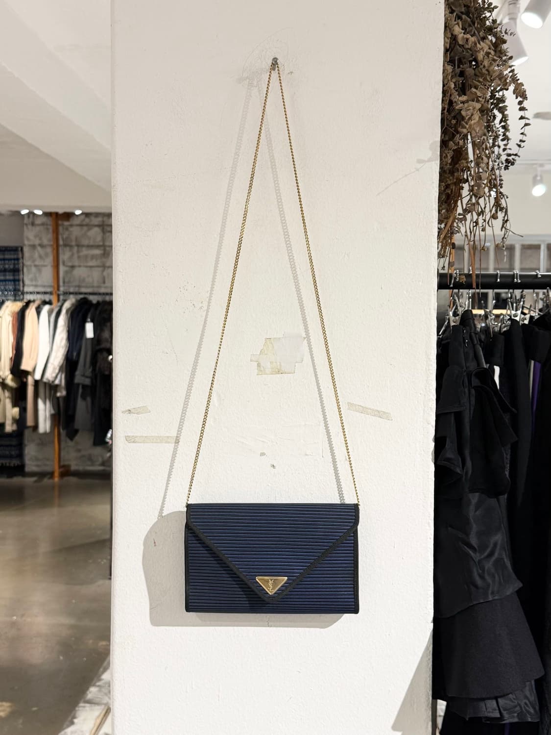 입생로랑 블루 인 텔라 네로 크로스백 상품이미지3