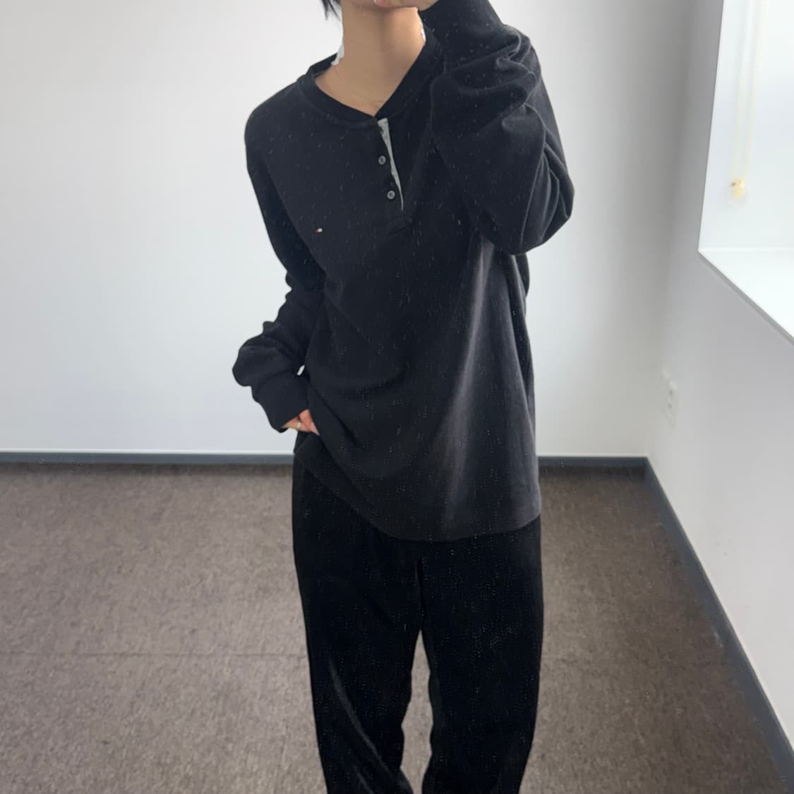 Tommy Hilfiger 타미힐피거 스몰로고 헨리넥 블랙 니트 상품이미지2