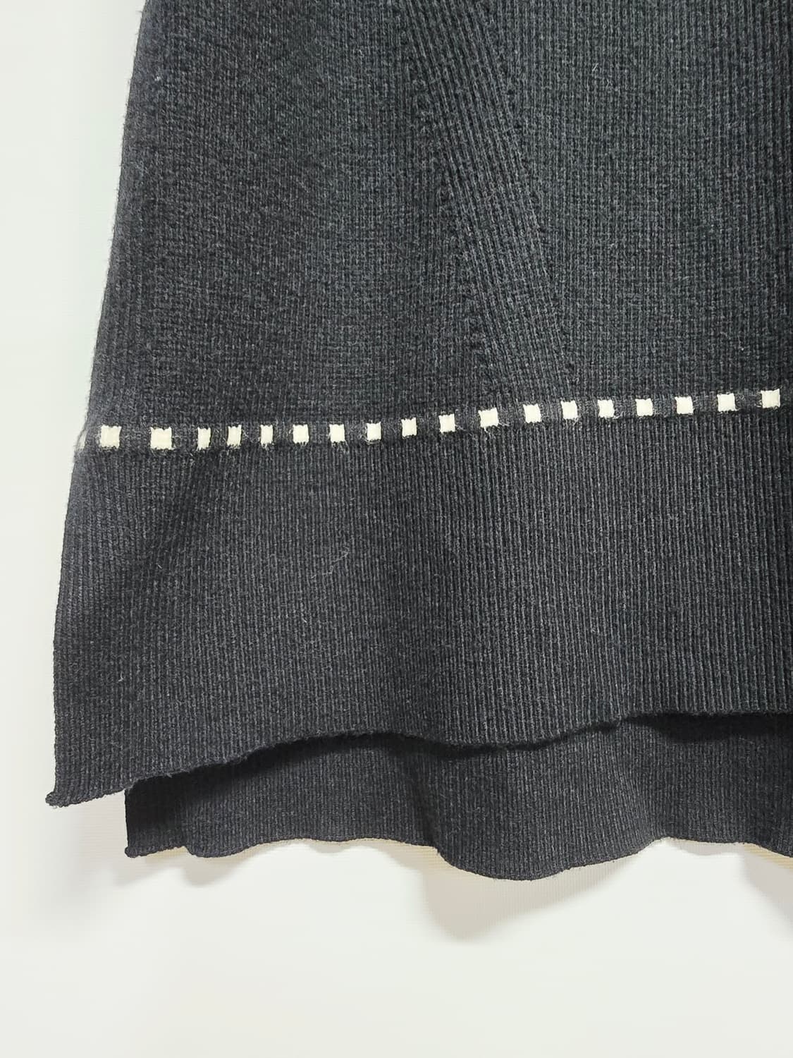 요하넥스 검정색 브이넥 니트 조끼 상품이미지4