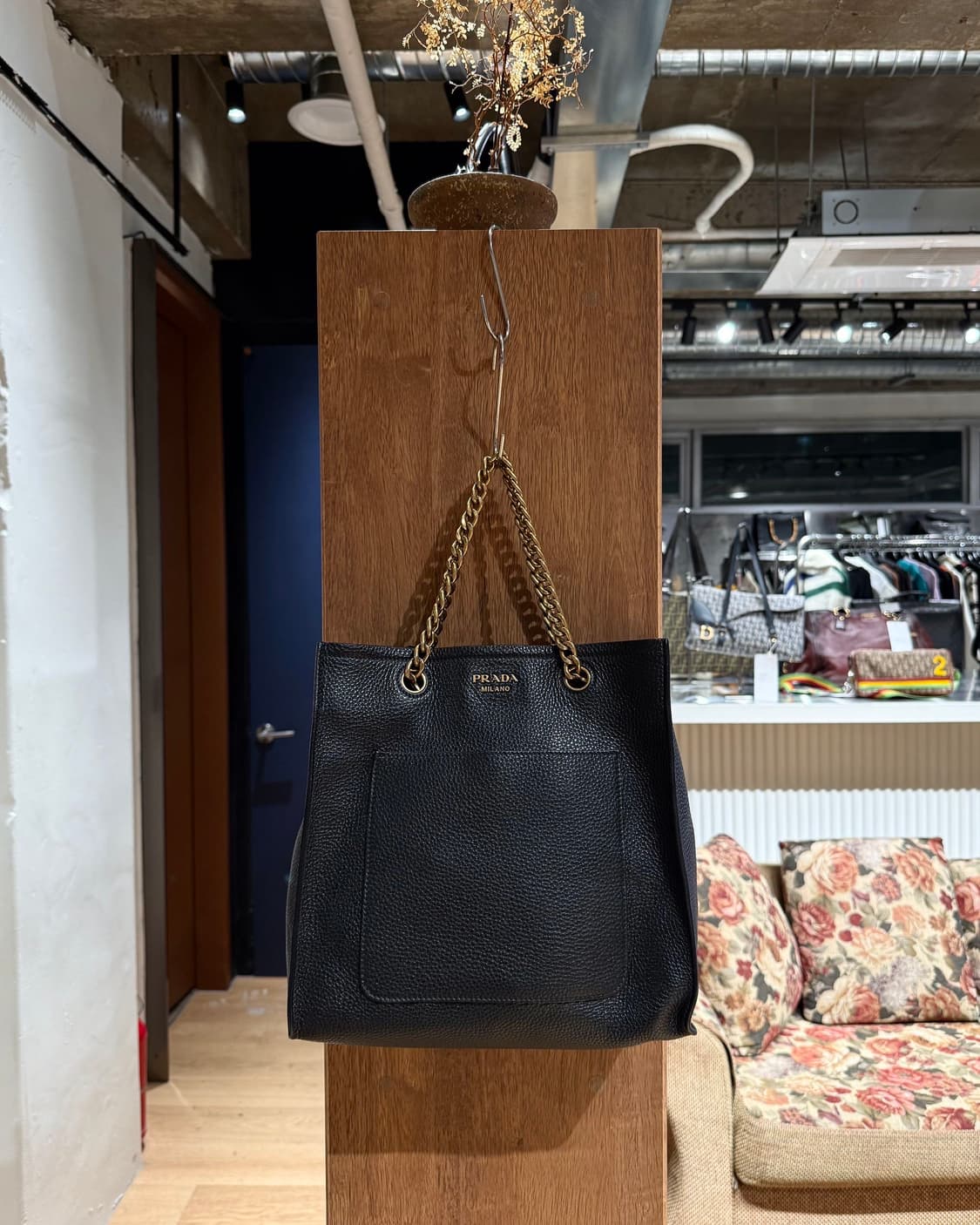 프라다 비텔로 다이노 레더 체인 토트백 상품이미지1