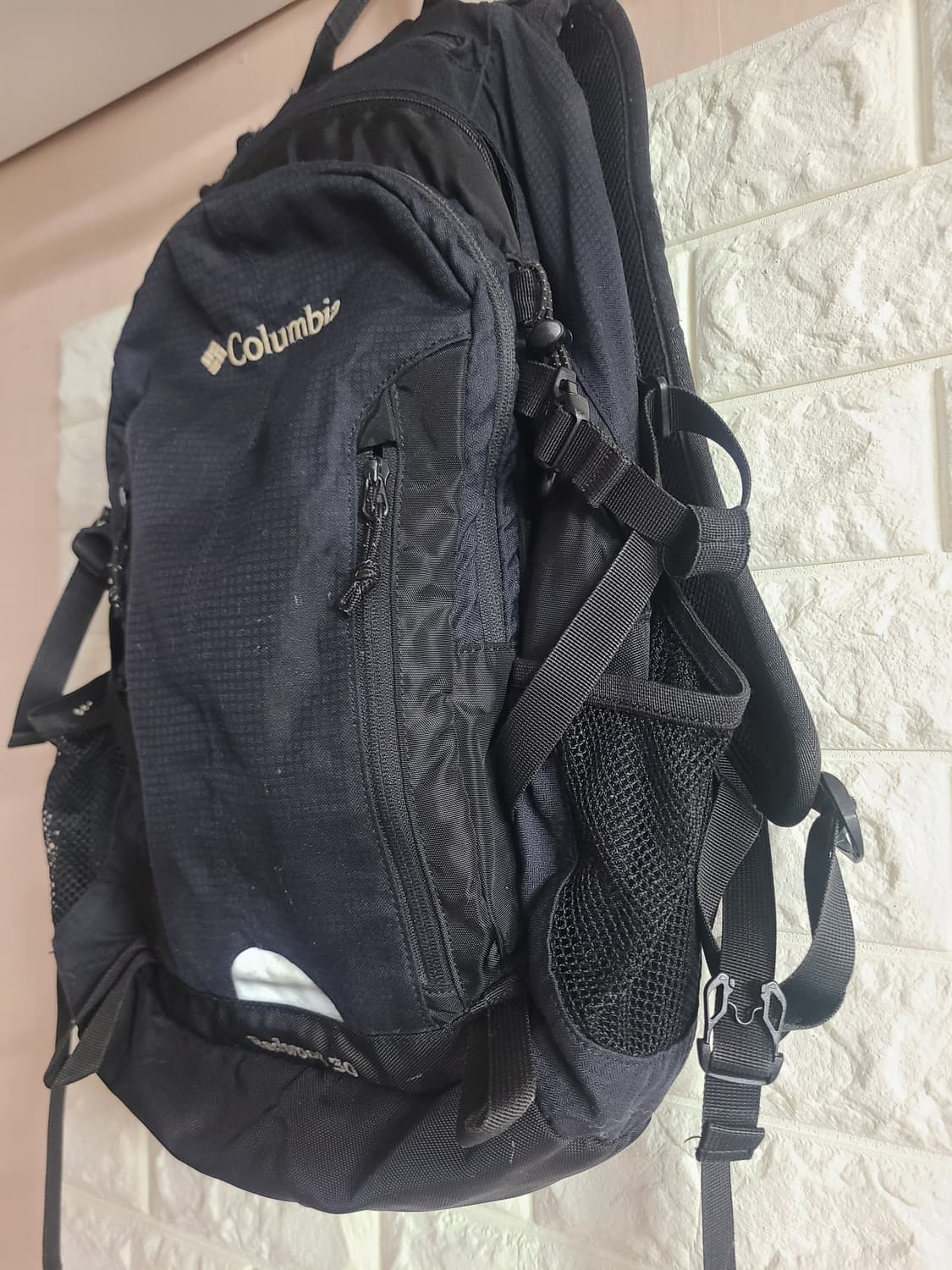 컬럼비아 Redwood 30 블랙 백팩 상품이미지3