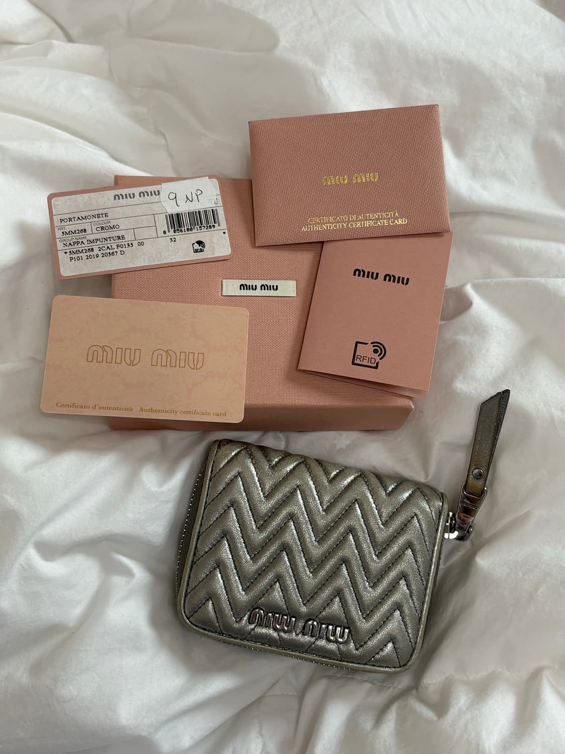 미우미우 마쎄라테 나파 지갑 지퍼돌이 실버 상품이미지1