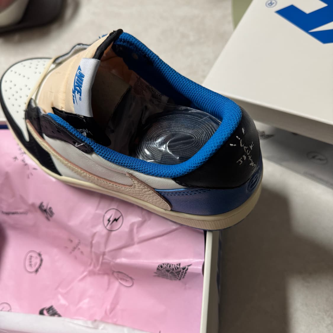 조던1 트레비스 스캇 프라그먼트 상품이미지2