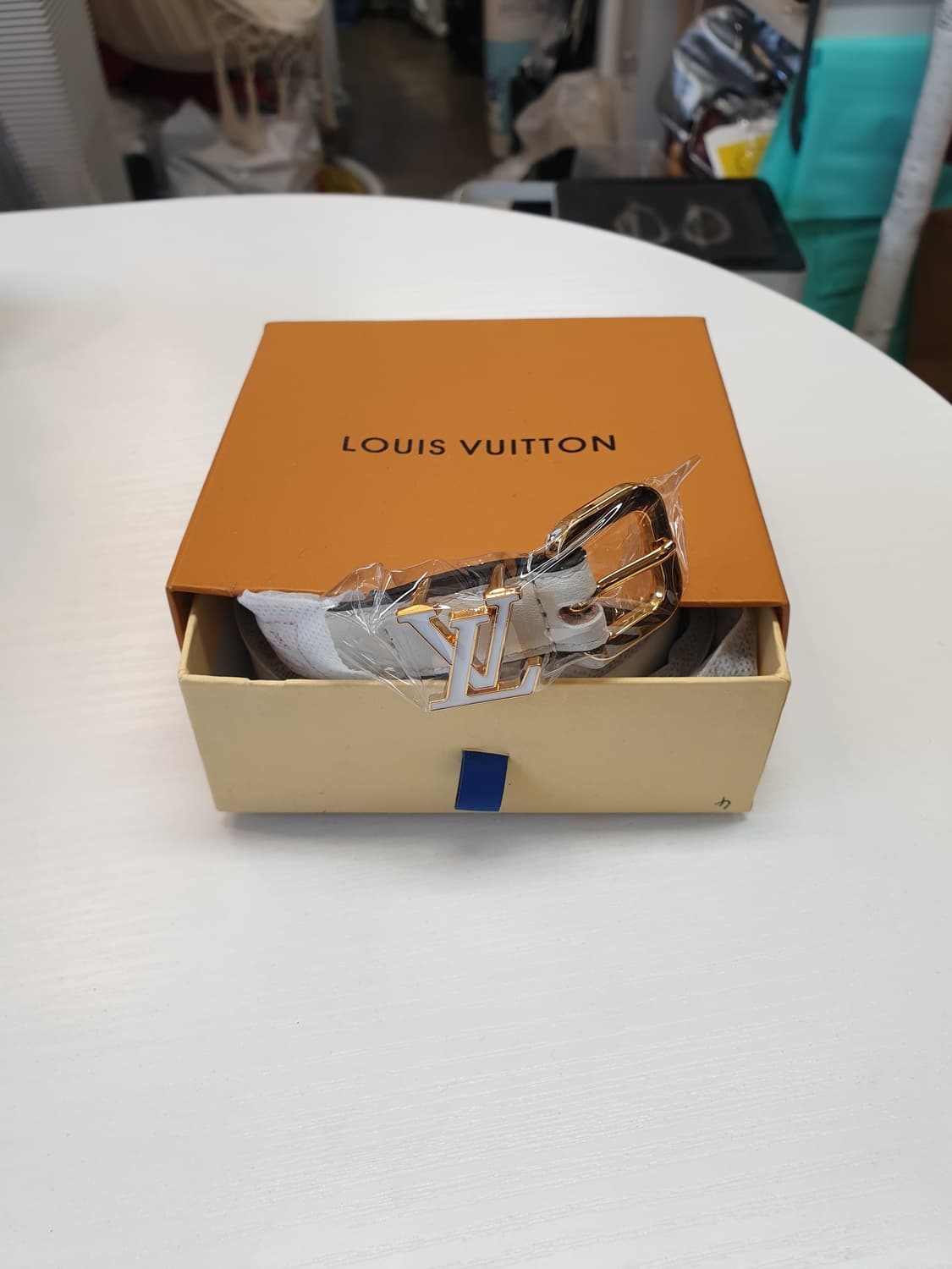 루이비통 여성 화이트 버클 화이트 벨트 새상품✅️ 상품이미지1