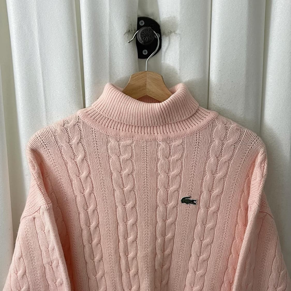 라코스테 베이비핑크 꽈배기 폴라 니트 상품이미지2
