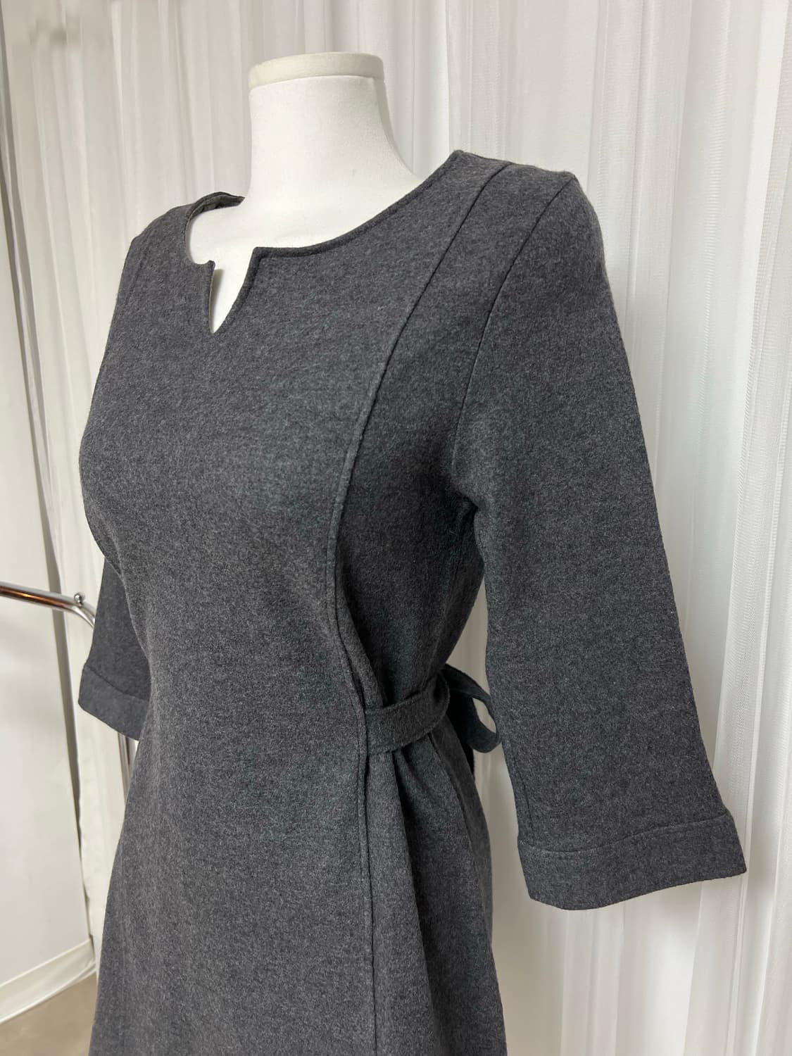 차콜 롱 슬리브 뒷리본 벨트 원피스 상품이미지4