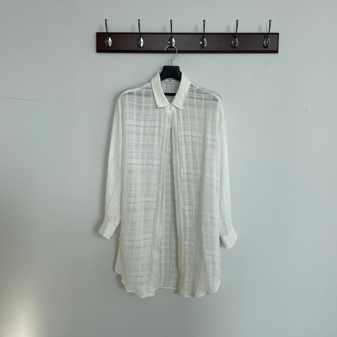 산드로 화이트 백 컷아웃 체크 롱 셔츠 상품이미지2