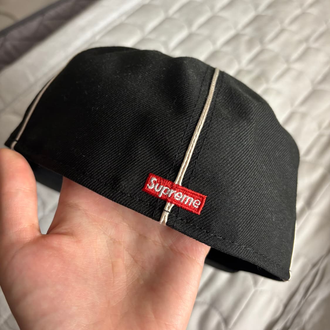 슈프림 파이핑 스크립트 로고 뉴에라 블랙 714사이즈 상품이미지3