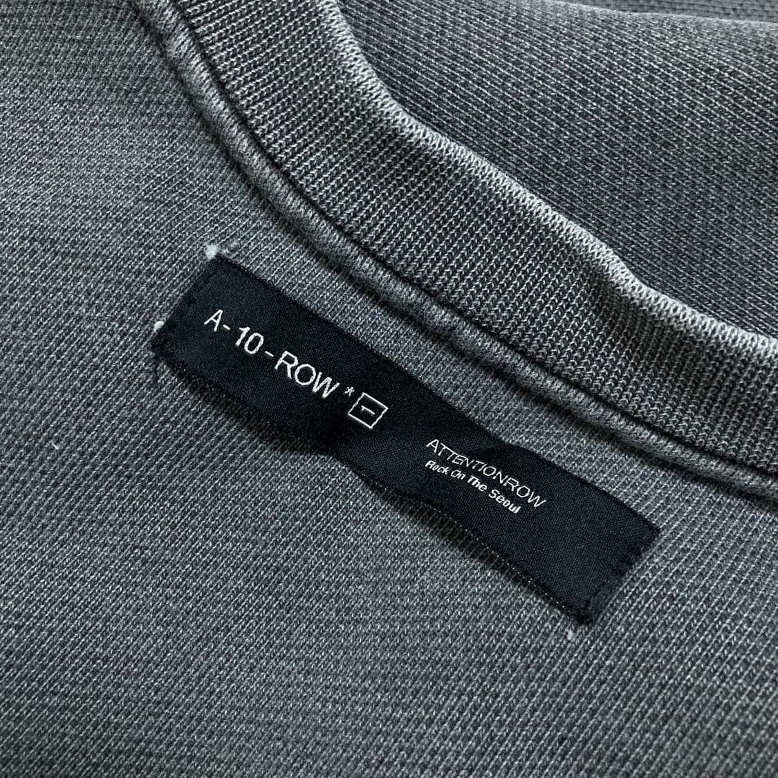 어텐션로우 피그먼트 차콜 미니멀 맨투맨 상품이미지2