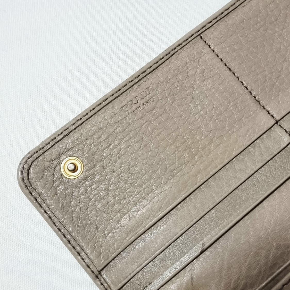 프라다 연그레이베이지 장지갑 (사용감존재/가죽상태 좋은 편 아님) 상품이미지4