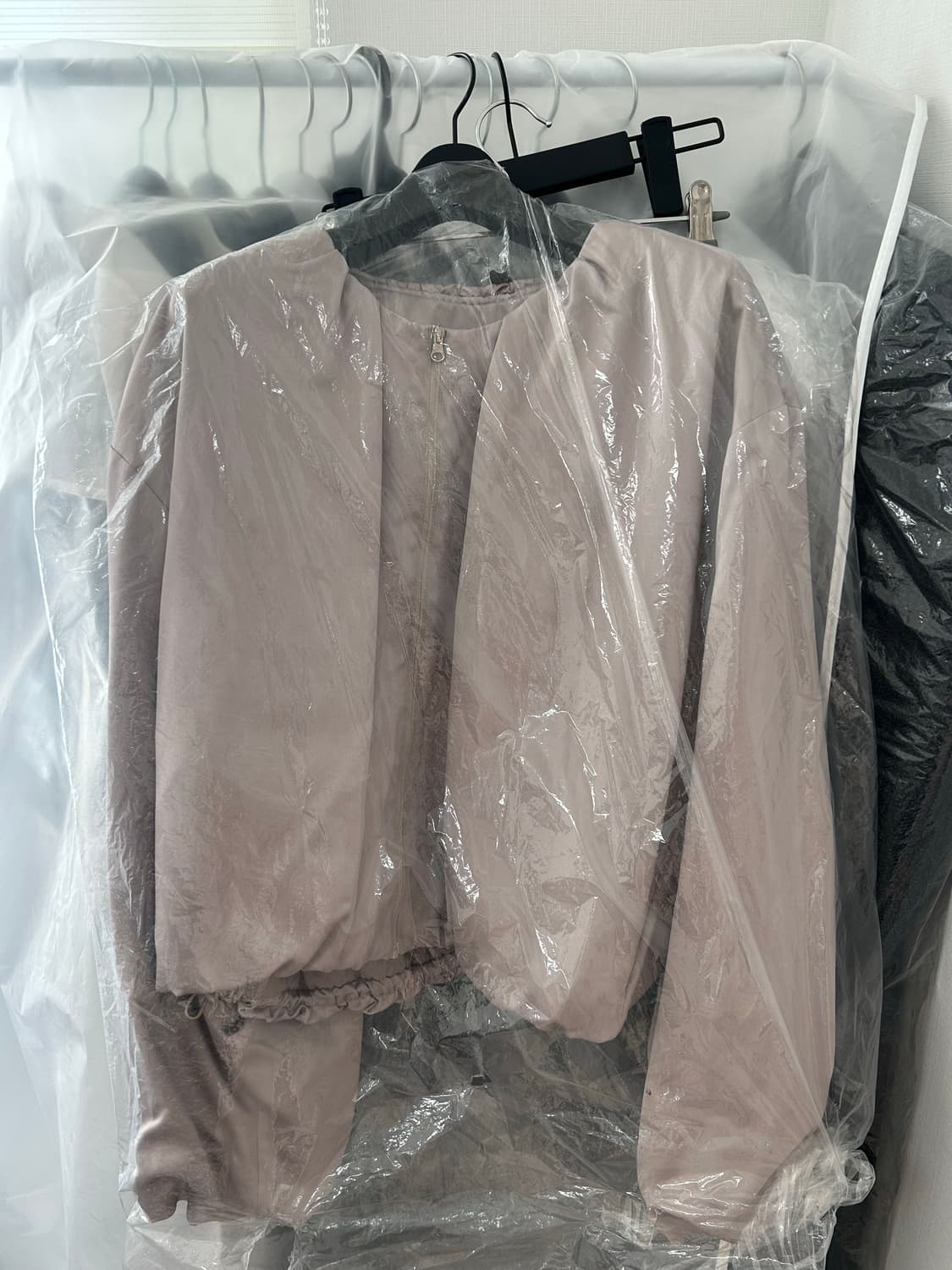 아모멘토 실키 패디드 크롭 점퍼 베이지 상품이미지2