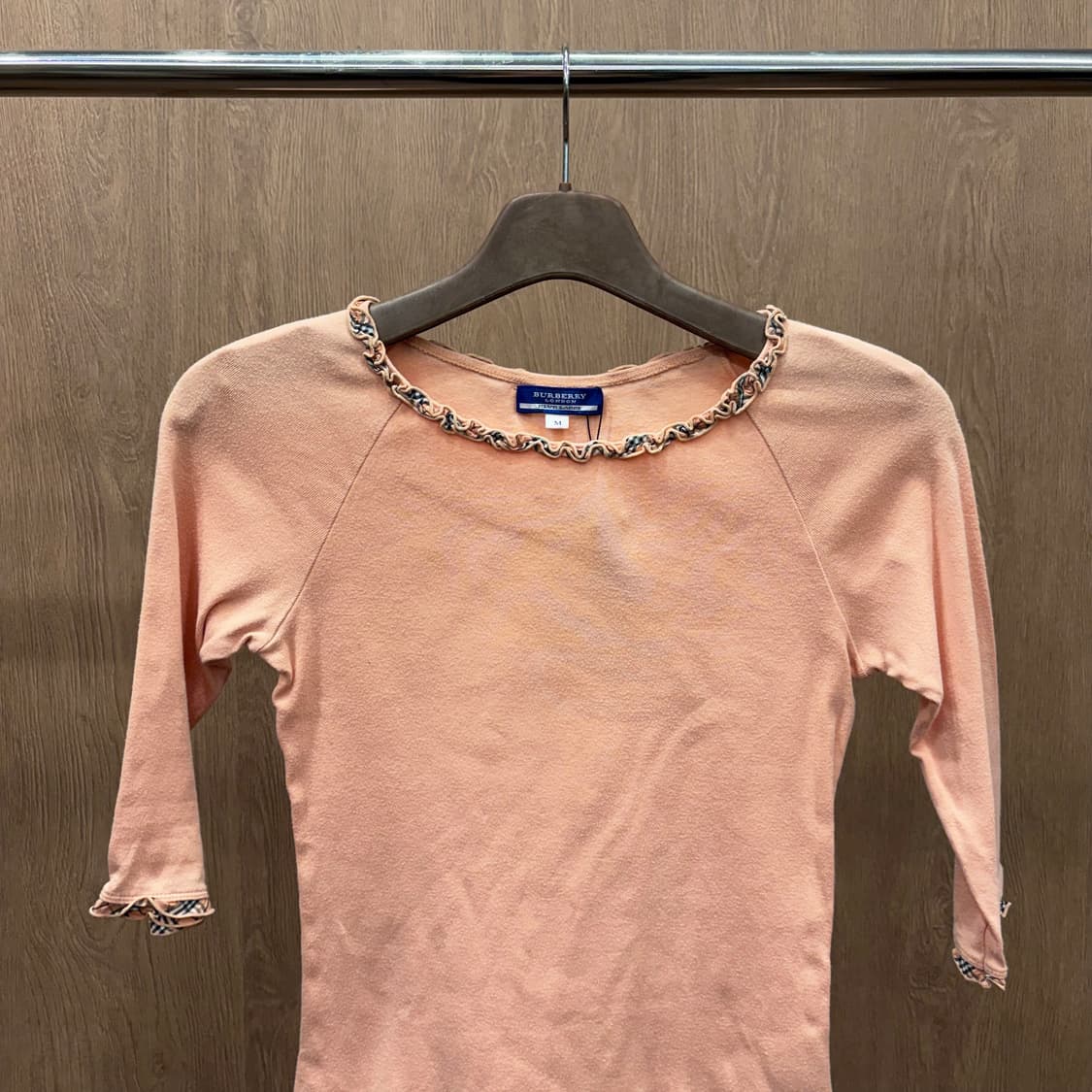 버버리 블루 라벨 코튼 7부 티셔츠 넥라인 소매 체크 프릴 디테일 오렌지 상품이미지4