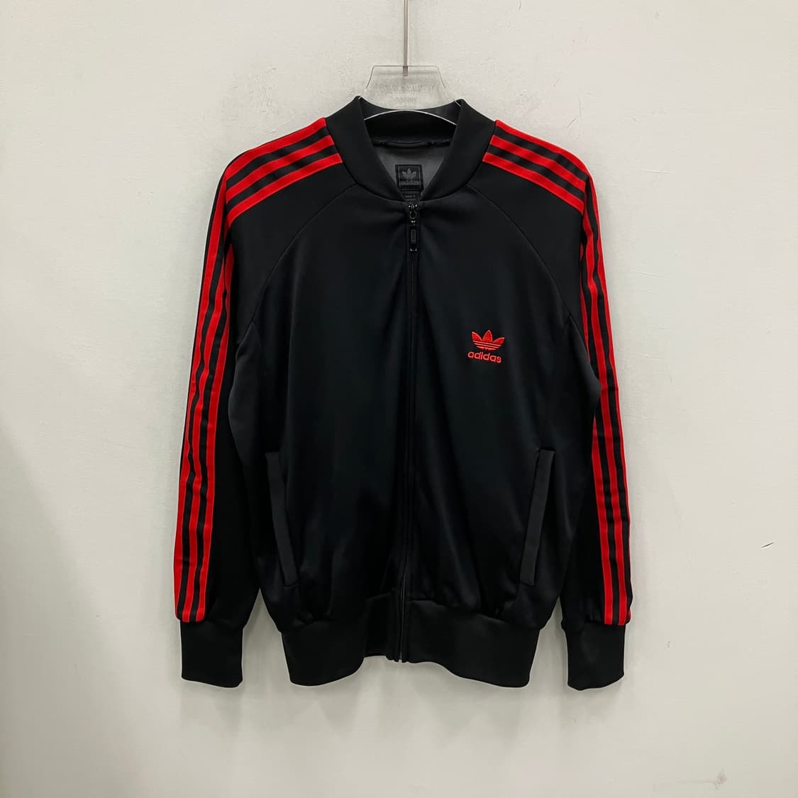 아디다스 블랙/레드 삼선 트랙 자켓 상품이미지1