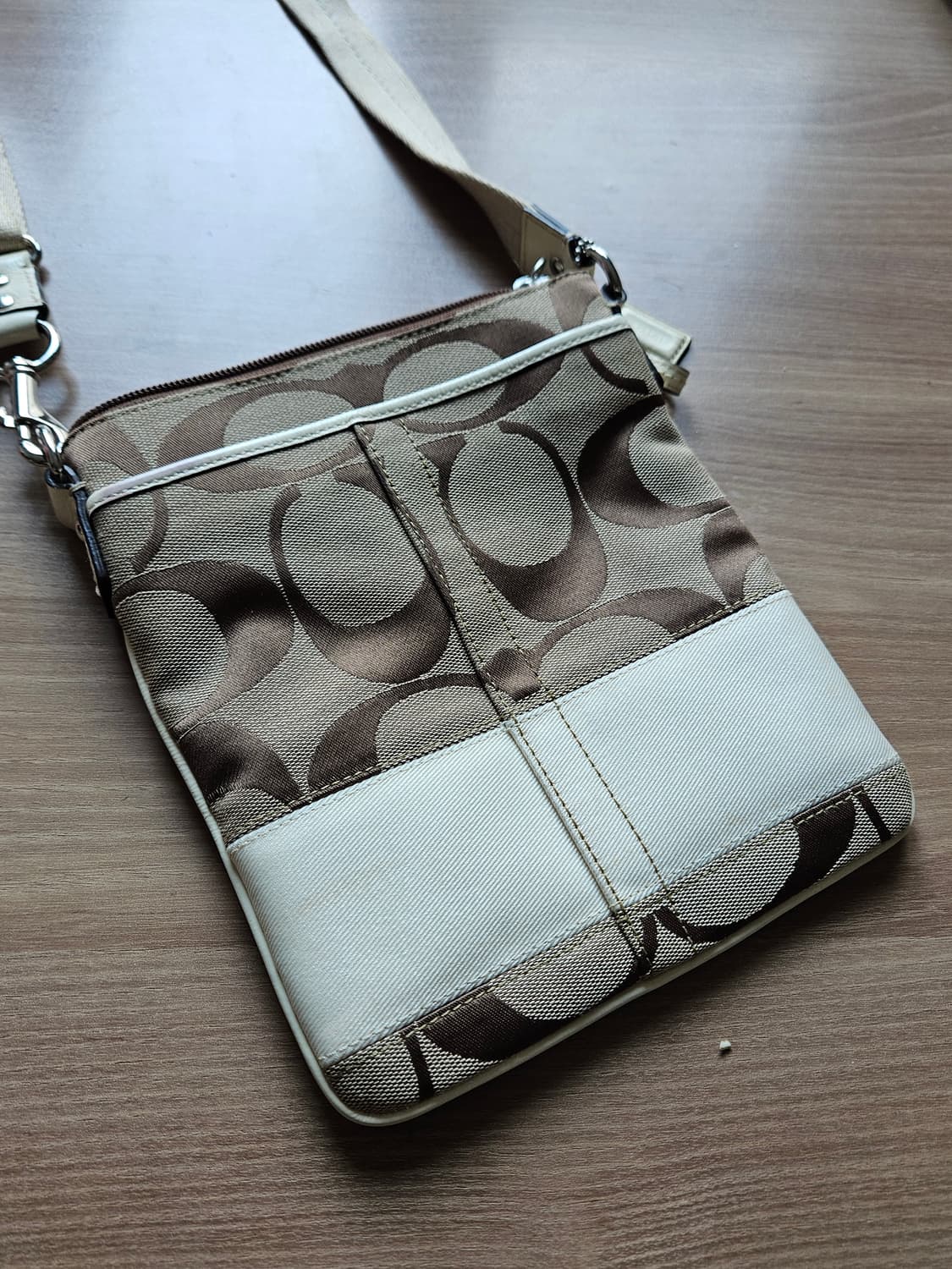 [새상품급][구매가 25만][단돈 2만원] 코치 시그니처 크로스백 브라운 상품이미지1