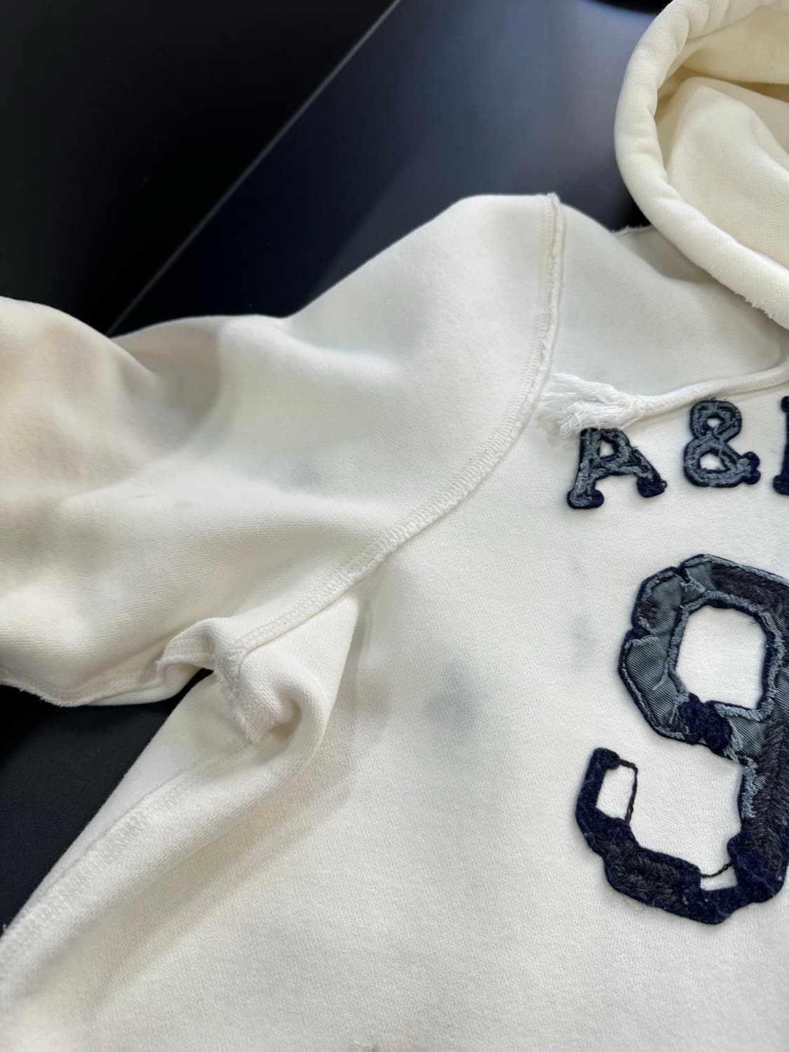 아베크롬비 머슬핏 데미지 후드집업 크림  상품이미지6