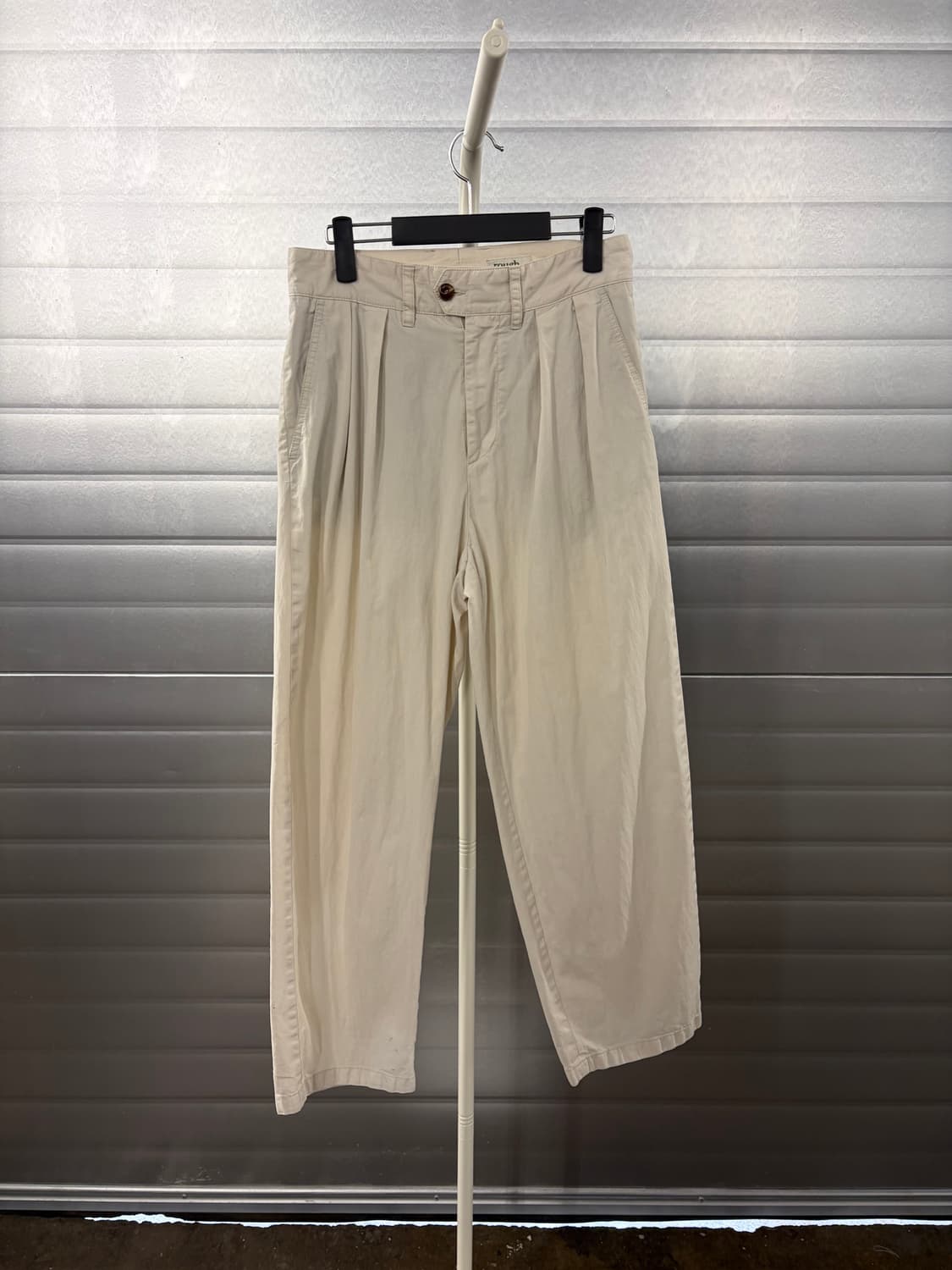 Rough Side two-tuck wide pants 1 상품이미지2