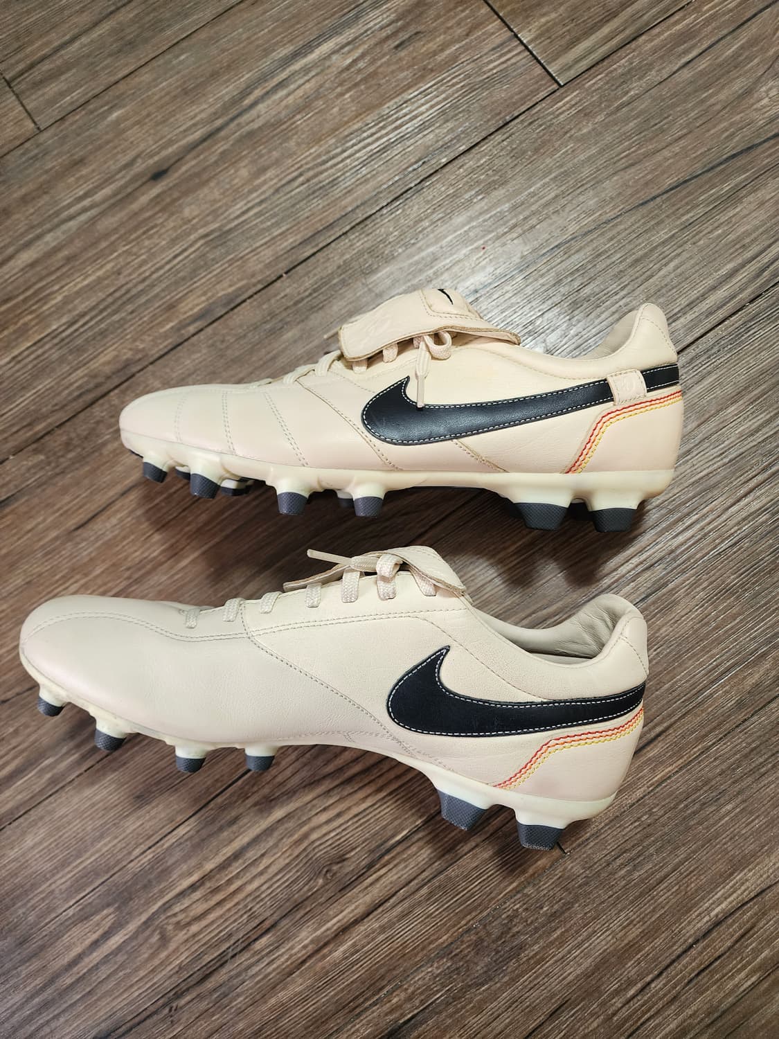 나이키 티엠포 호나우지뉴 R10 축구화 상품이미지3