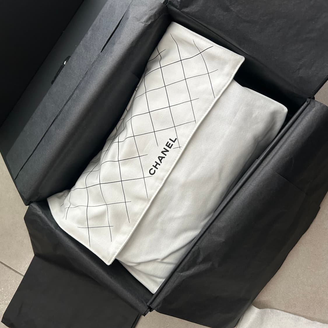 새상품 샤넬 클래식 플랩백11.12 미듐 블랙 24년12월구매 상품이미지8