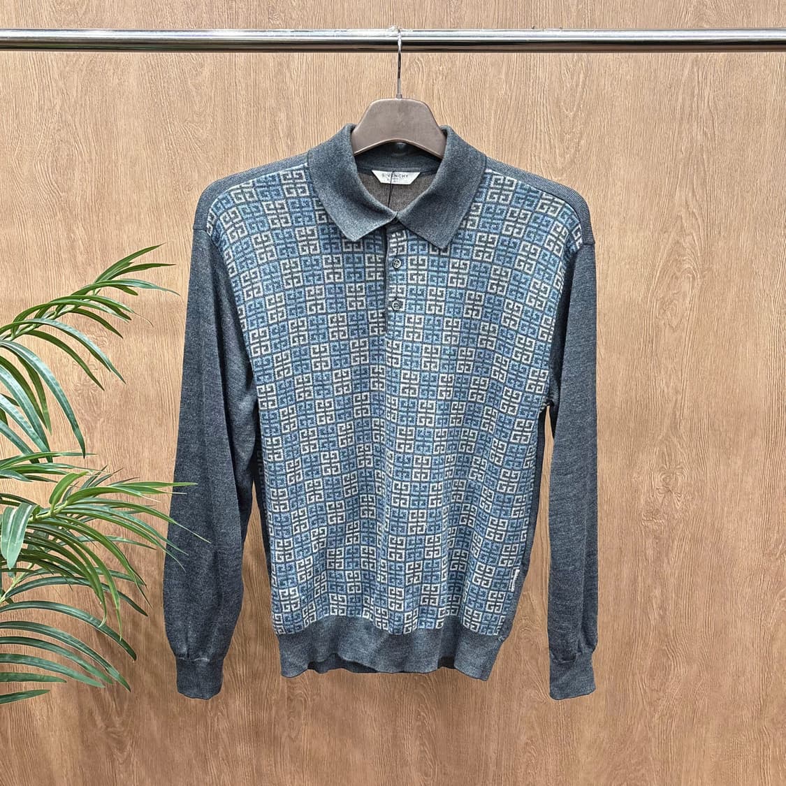 지방시 긴팔 카라 니트 로고 배색 하단 탭 디테일 레귤러핏 차콜 그레이 상품이미지1