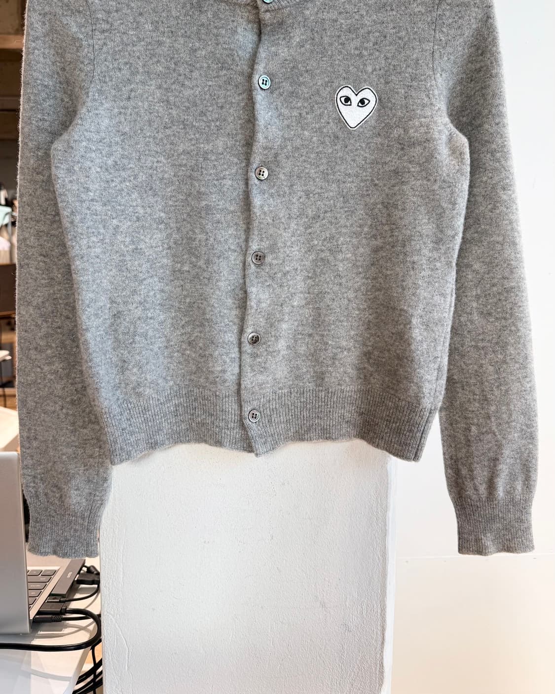 꼼데가르송 플레이 그레이 화이트와펜 가디건  상품이미지6