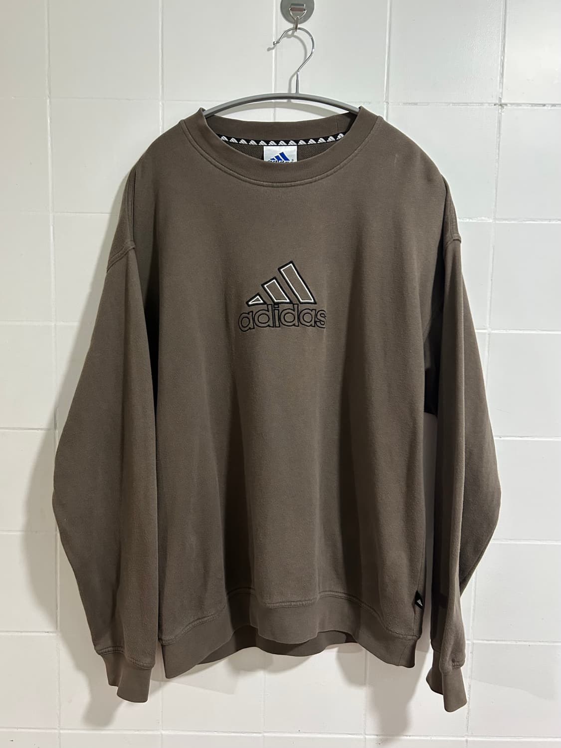 아디다스 90s 센터로고 브라운 스웻셔츠 상품이미지2