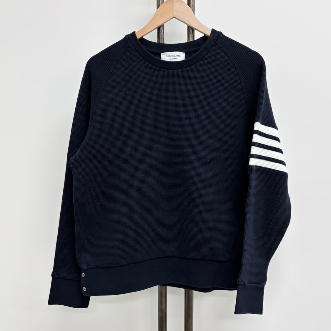 [4]톰브라운 사선완장 와플 맨투맨 상품이미지1