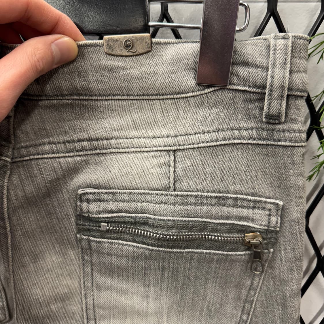 알렉산더 맥퀸 워싱 데님 팬츠 후면 지퍼 디테일 그레이 상품이미지5