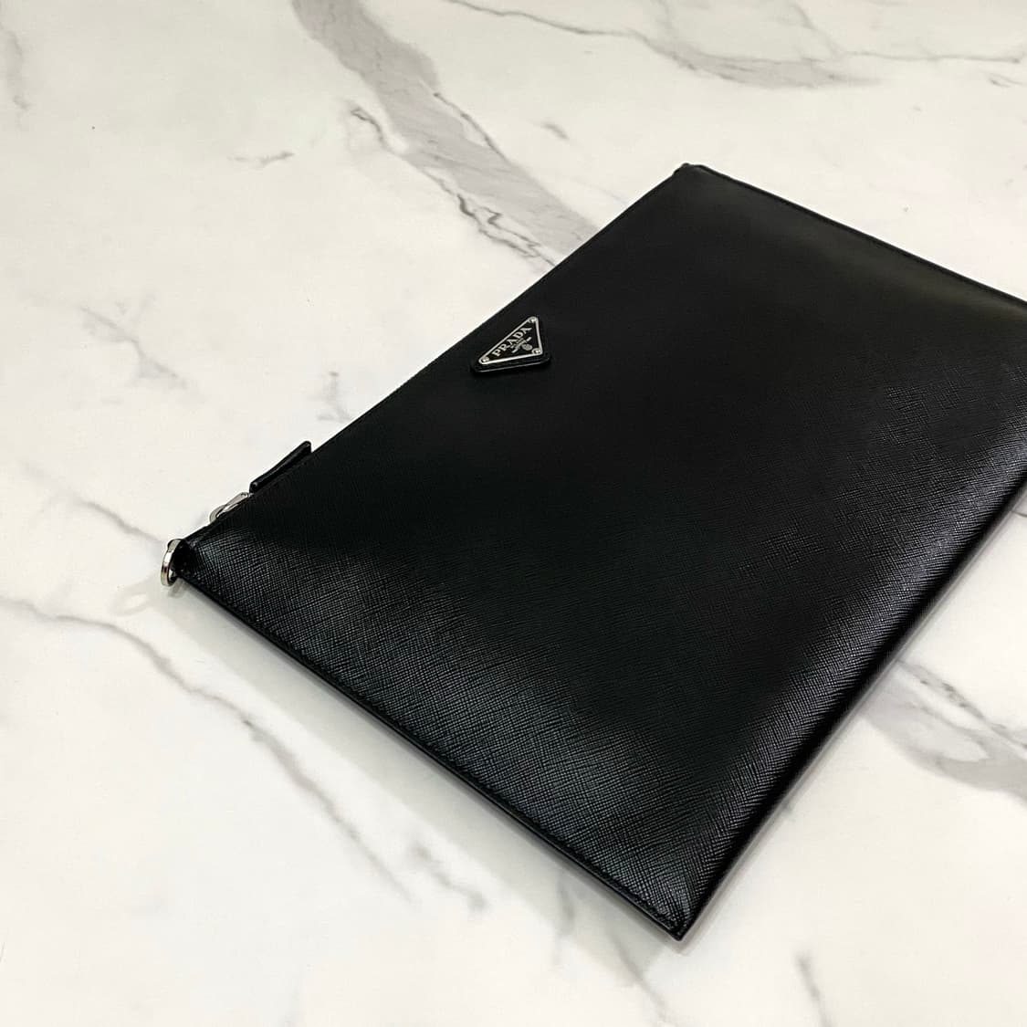 거의새것 프라다 사피아노 레더 삼각로고 클러치백 남성 가방 2NG001 상품이미지3