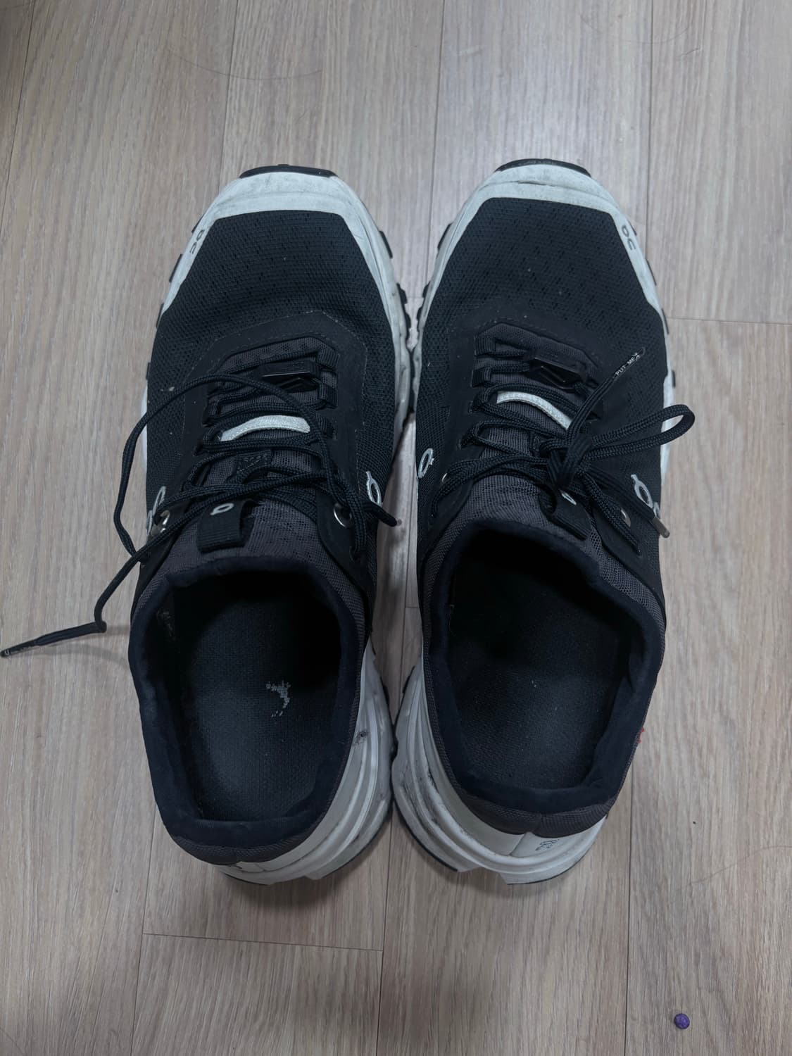 UK6/250 온 러닝 클라우드 울트라 블랙 화이트 스니커즈 상품이미지1