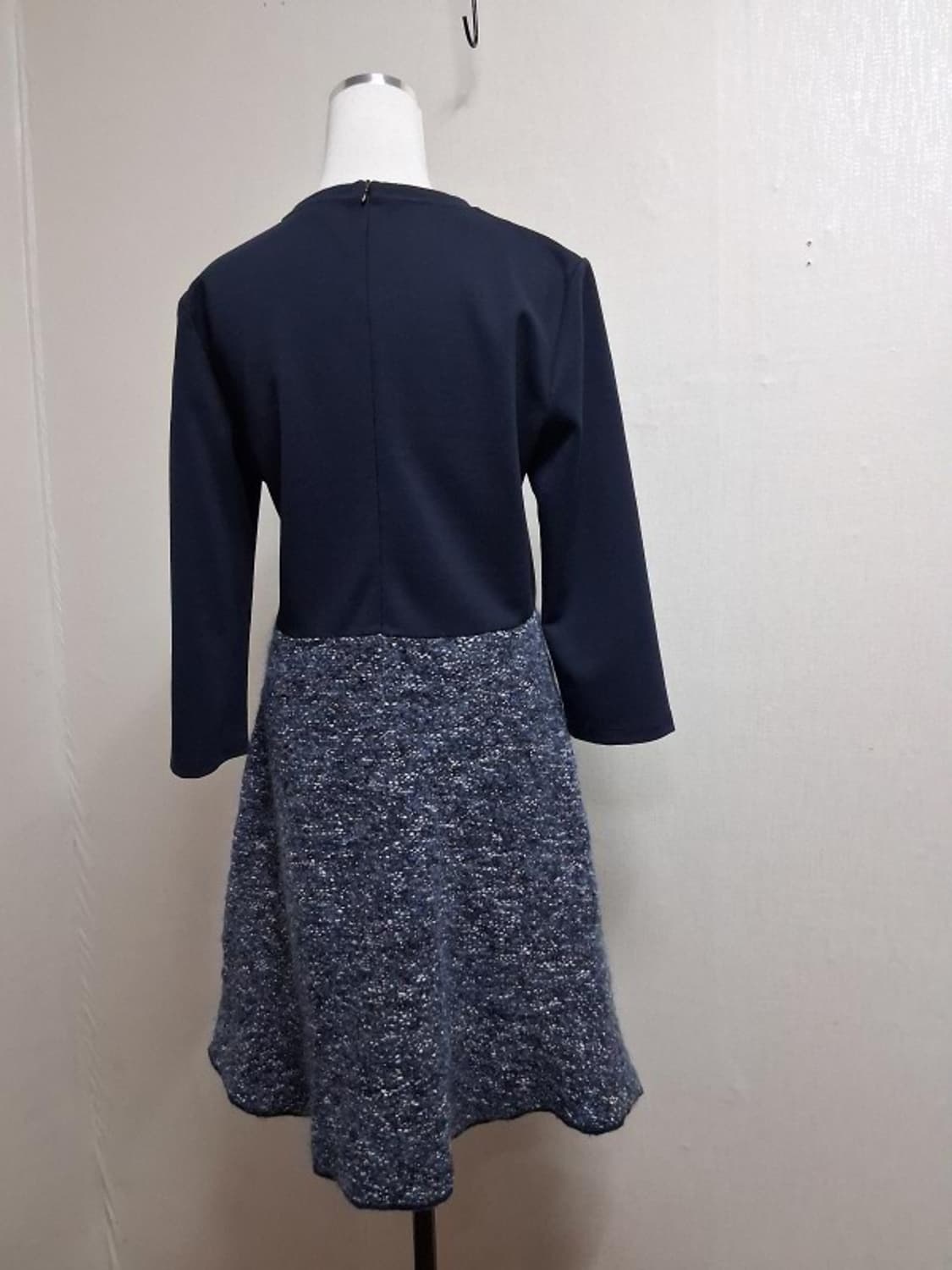 이탈리아 막스앤코 면배색 울 원피스 네이비 미디7부소매 66
원산지 이탈 상품이미지2