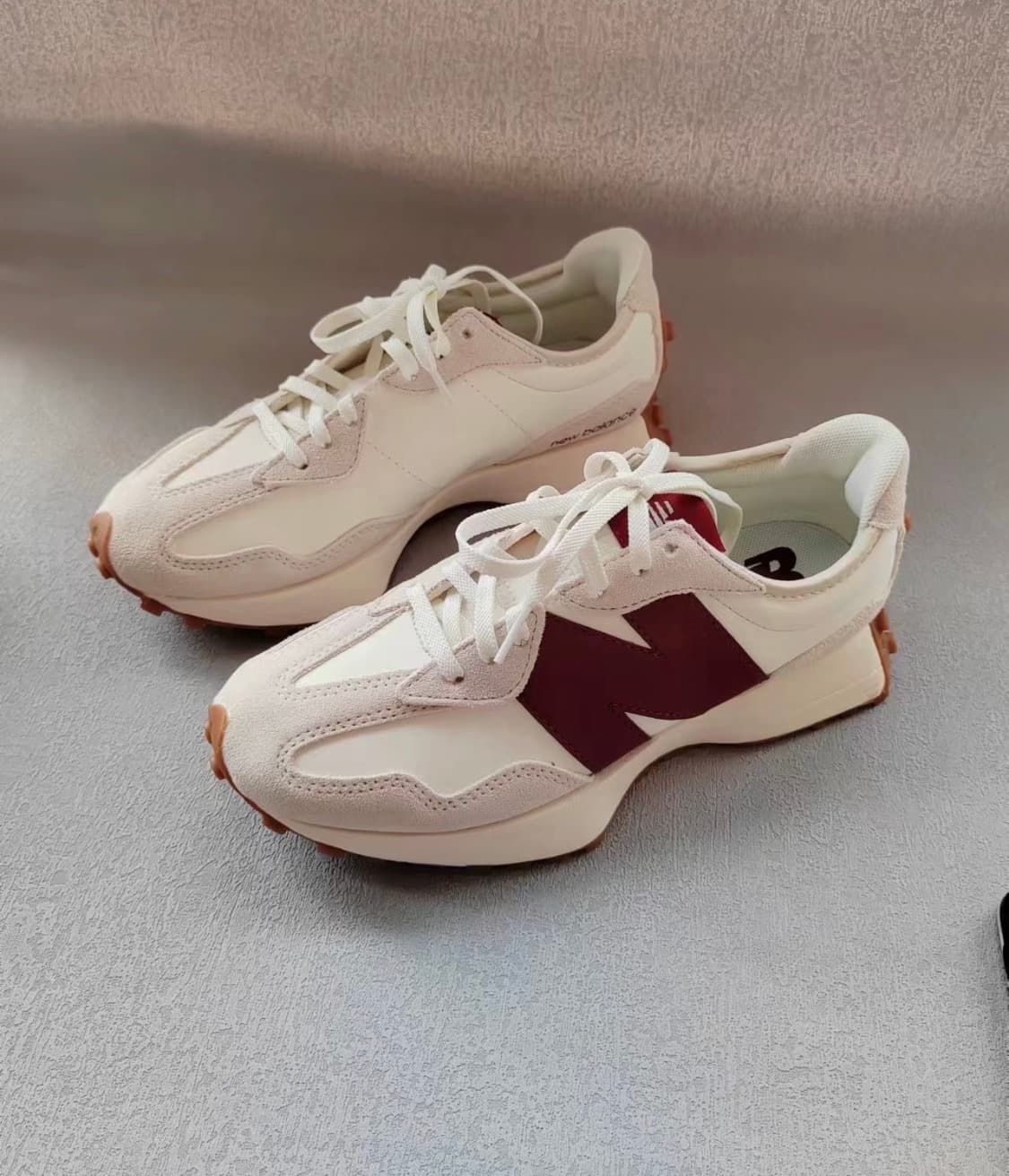 뉴발란스 여자 운동화 327 버건디 런닝화 상품이미지1