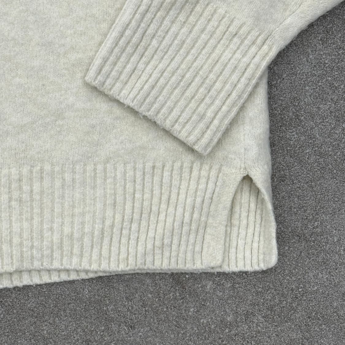 유니클로 아이보리 목폴라 니트티셔츠 상품이미지6