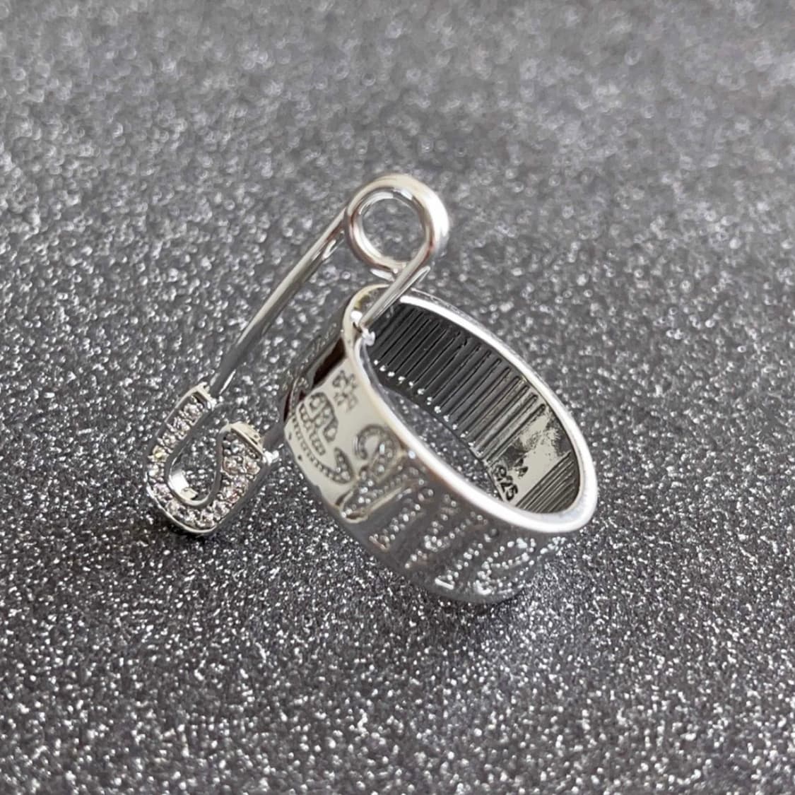 비비안웨스트우드 아카이브 큐빅 레터링 각인 세이프티핀 클립링 반지 상품이미지3