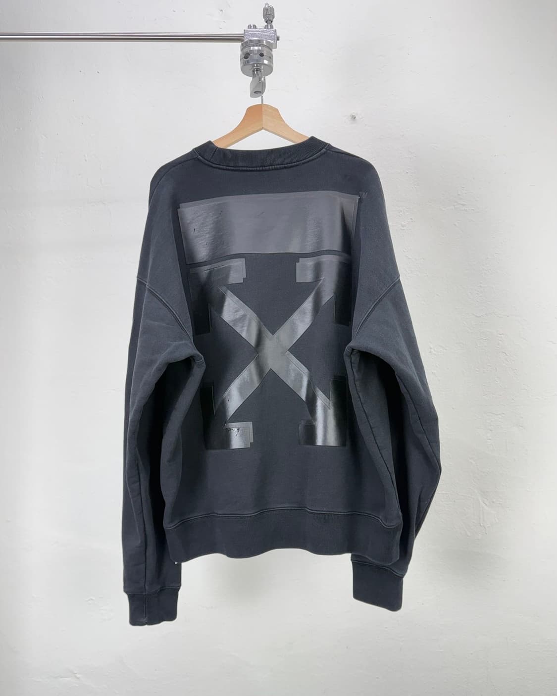 오프화이트 스케이트 애로우 러버 블랙 스웨트 셔츠 상품이미지1