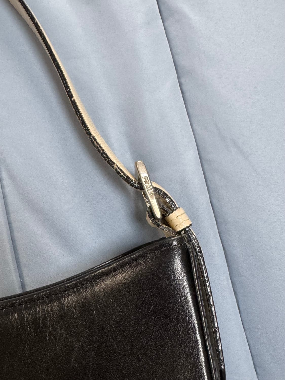 프라다 숄더백 빈티지 90s 00s 블랙 크림 아카이브 가죽 레더 호보백 상품이미지5