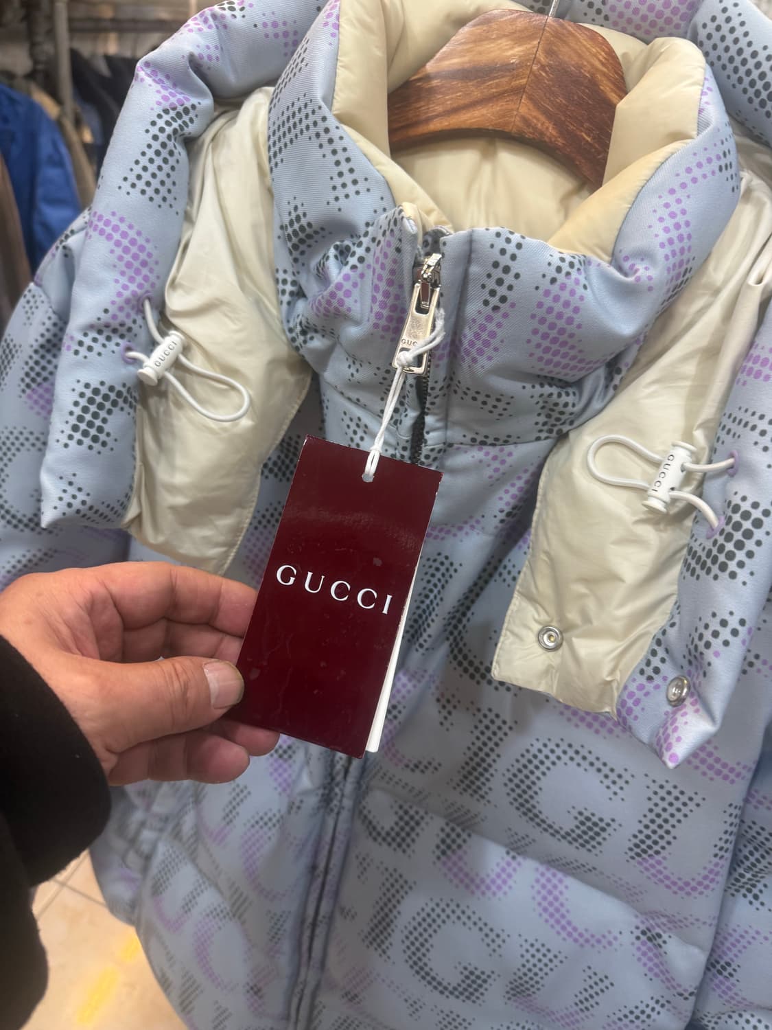 50/105/24fw 정품 구찌 올오버 로고 다운패딩 팝니다 상품이미지2