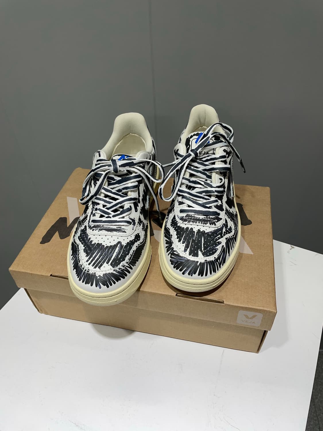 (정품/새상품) 베자 X 마르니 콜라보 여성 페인트 레더 로우 스니커즈 상품이미지1