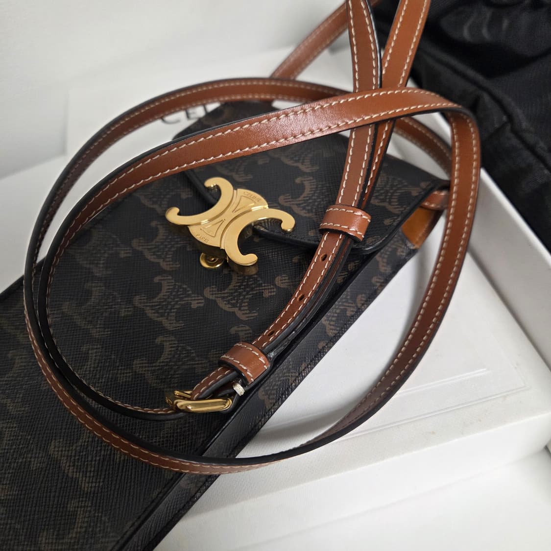 CELINE 셀린느 정품 매장가135만원 트리오페 틴 폰홀더백 폰파우치 상품이미지10