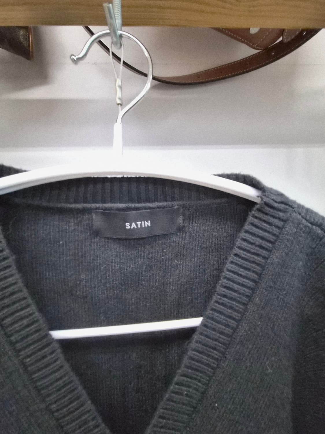 샤틴 사이드 셔링 브이넥 니트.레니본 니트샤스커트 상품이미지3