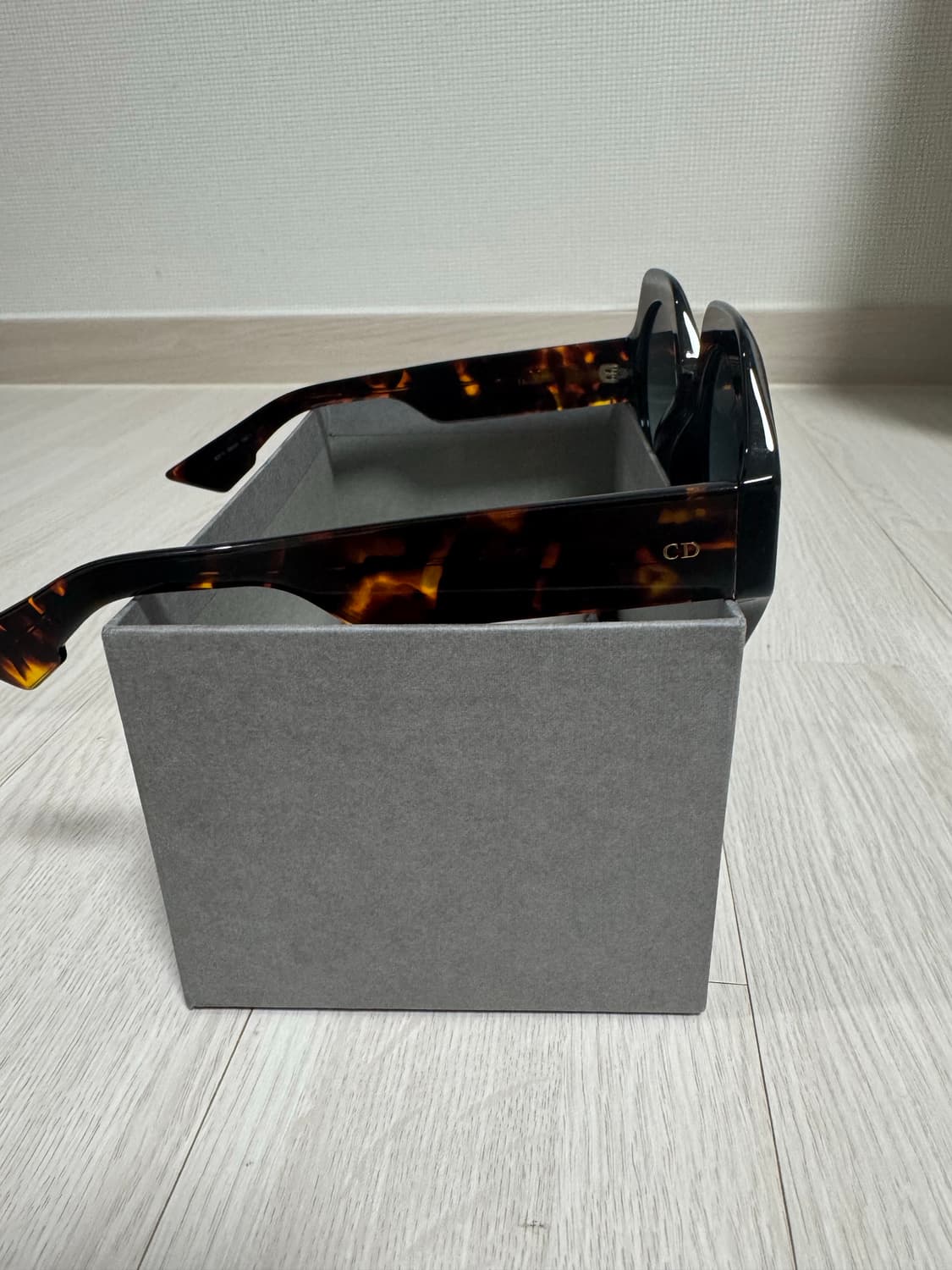 디올 선글라스 (남녀공용). 매장구매.  상품이미지4
