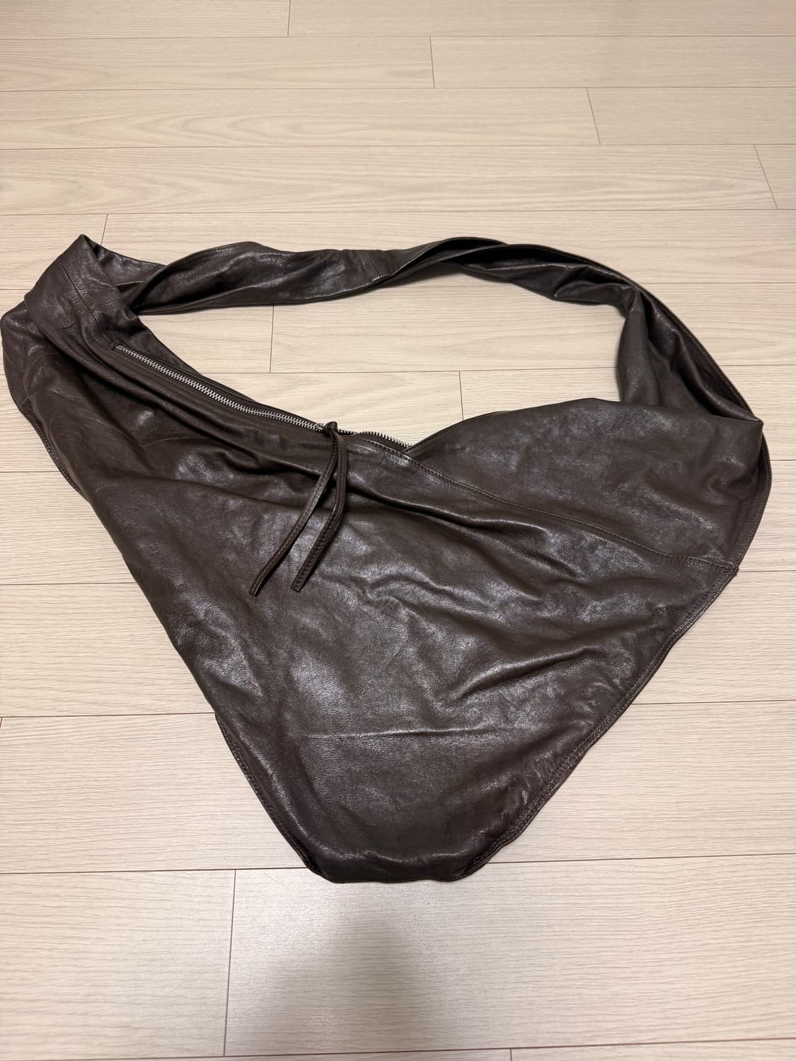 모노하 트위스트 레더 숄더백(Exclusive ) 상품이미지3