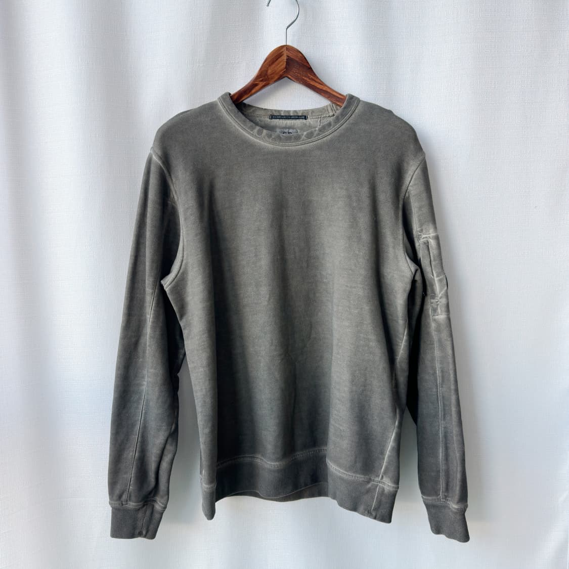 CP Company 렌즈 패치 가먼트다잉 워싱 맨투맨 차콜 그레이 95 상품이미지1