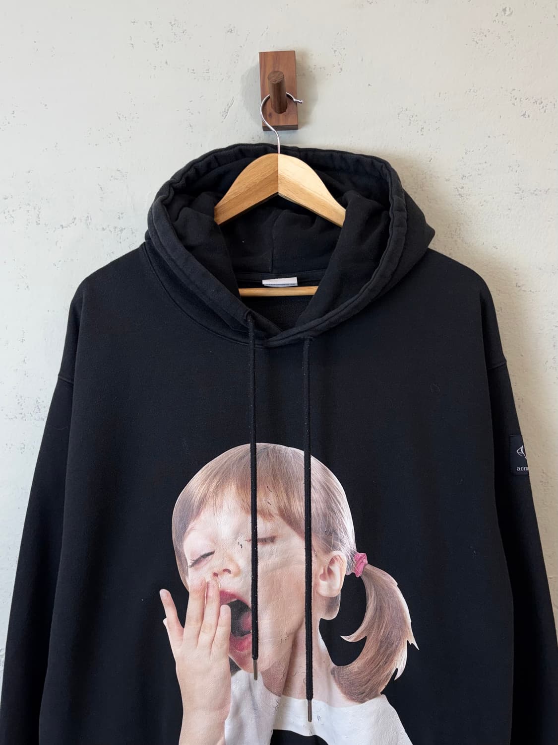 아크메드라비 프린팅 후드티 블랙 상품이미지3