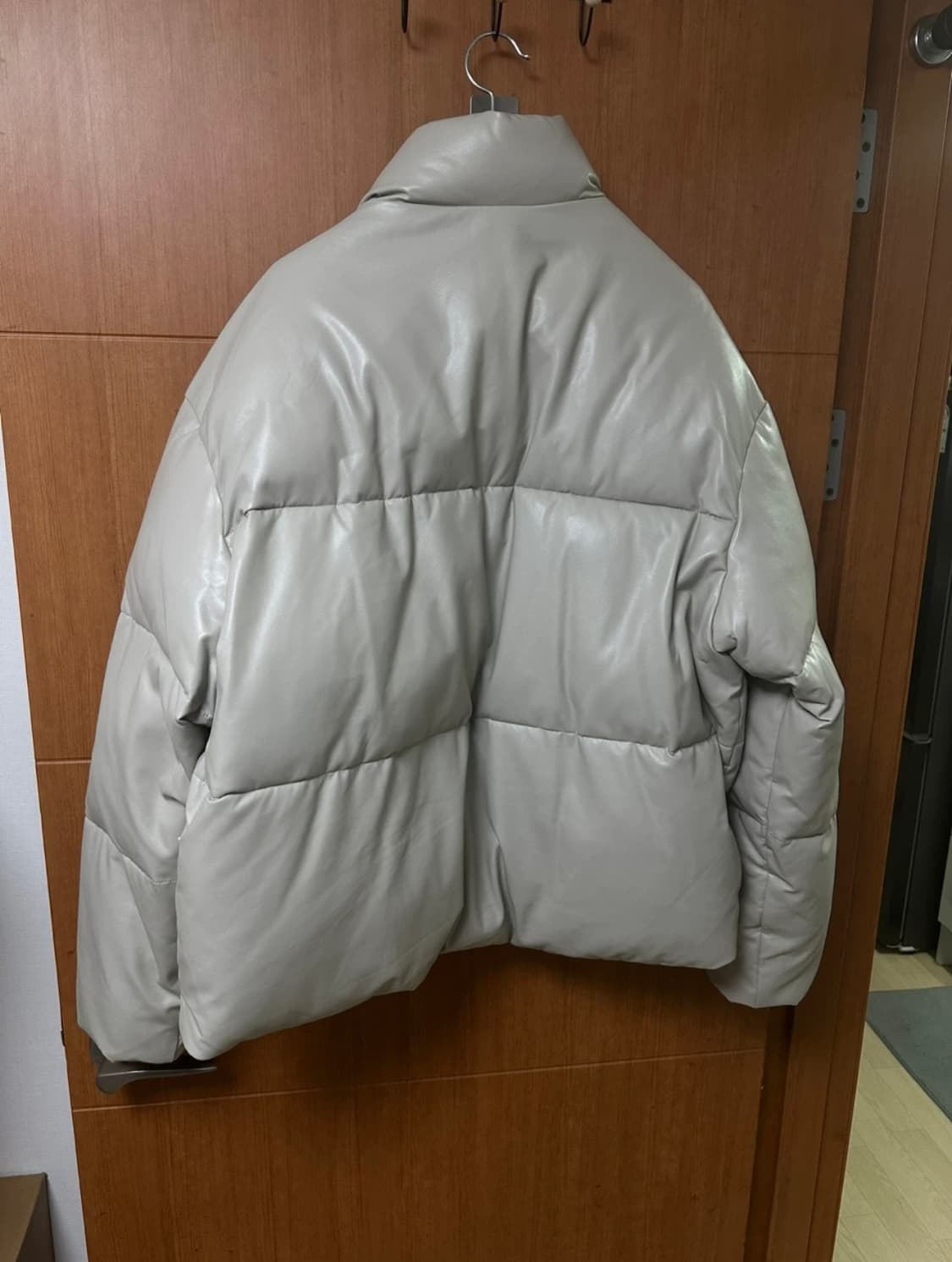 [2XL/1회착] 무탠다드 신세틱 레더 푸퍼 숏 패딩 재킷 [라이트 베이 상품이미지6