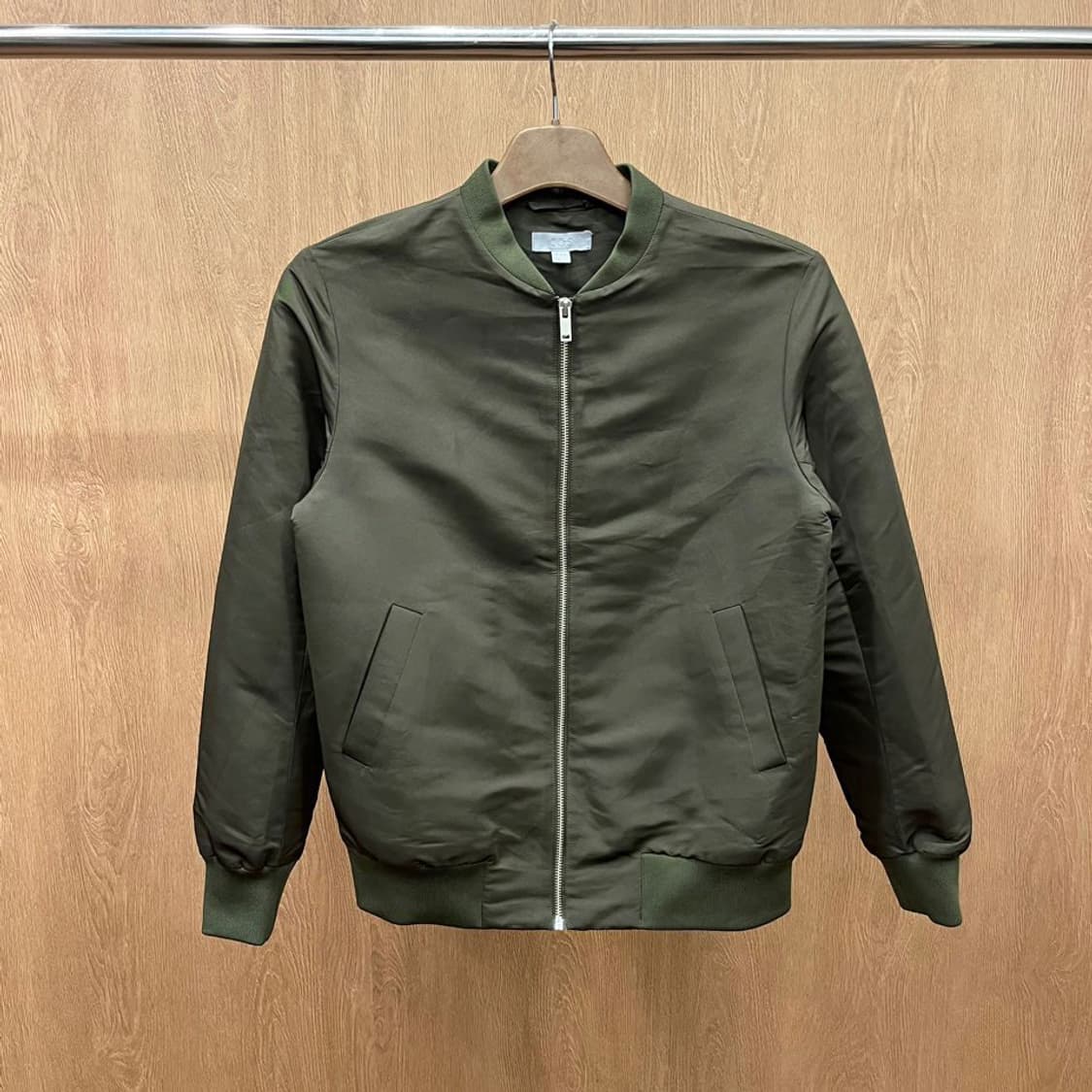 코스 봄버 자켓 항공 점퍼 리브 커프스 밑단 더블 포켓 디테일 카키 상품이미지2