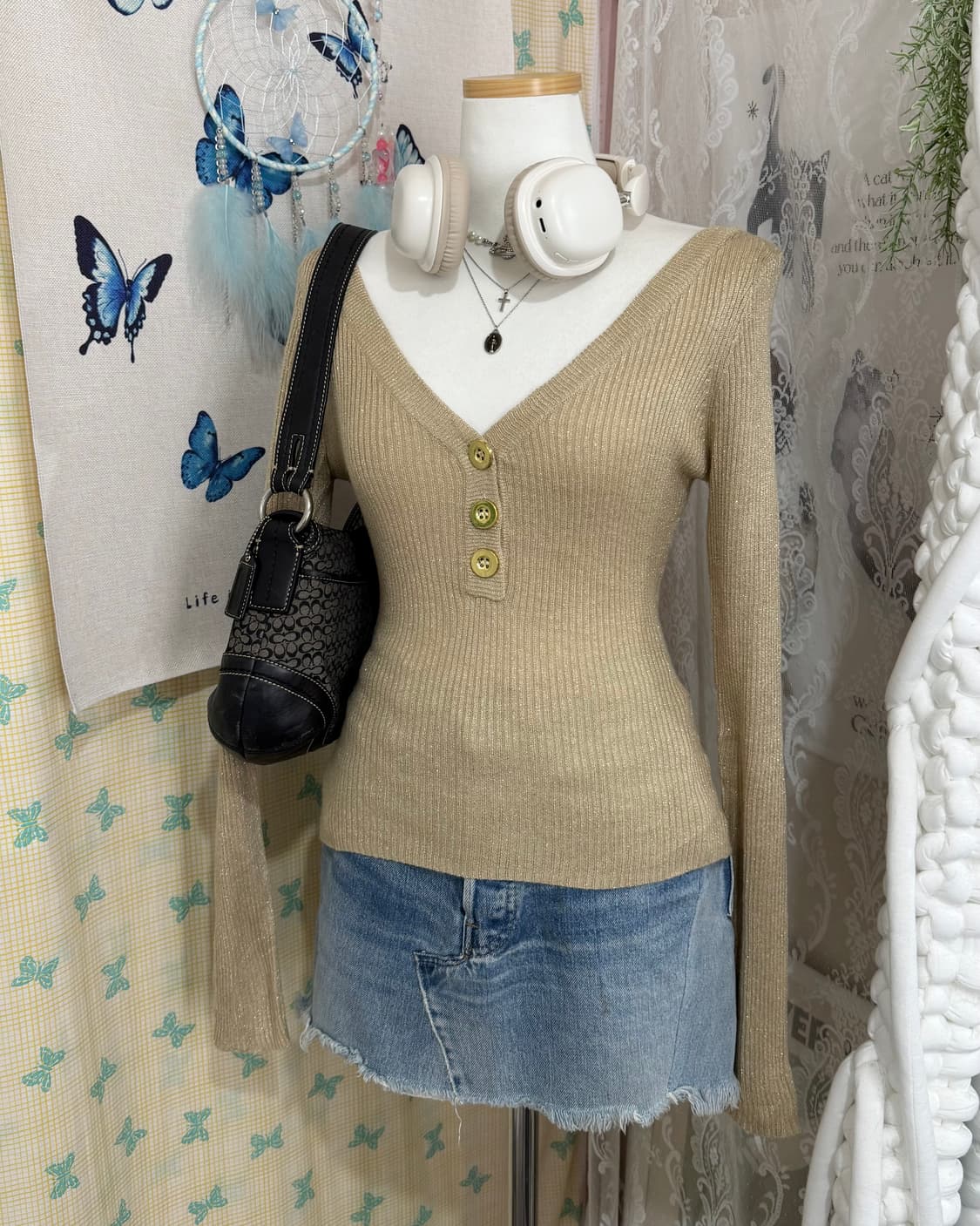 베이지 펄 브이넥 슬림핏 버튼 니트 상품이미지4