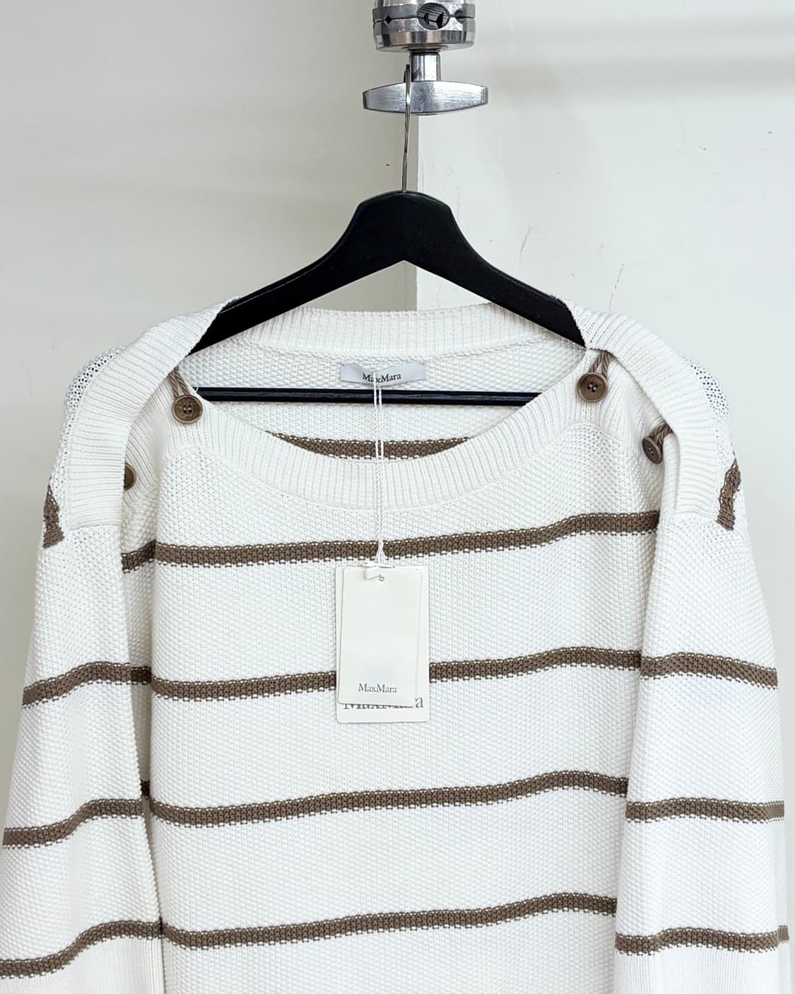 막스마라 화이트 브라운 스트라이프 숄더버튼 니트 상품이미지2