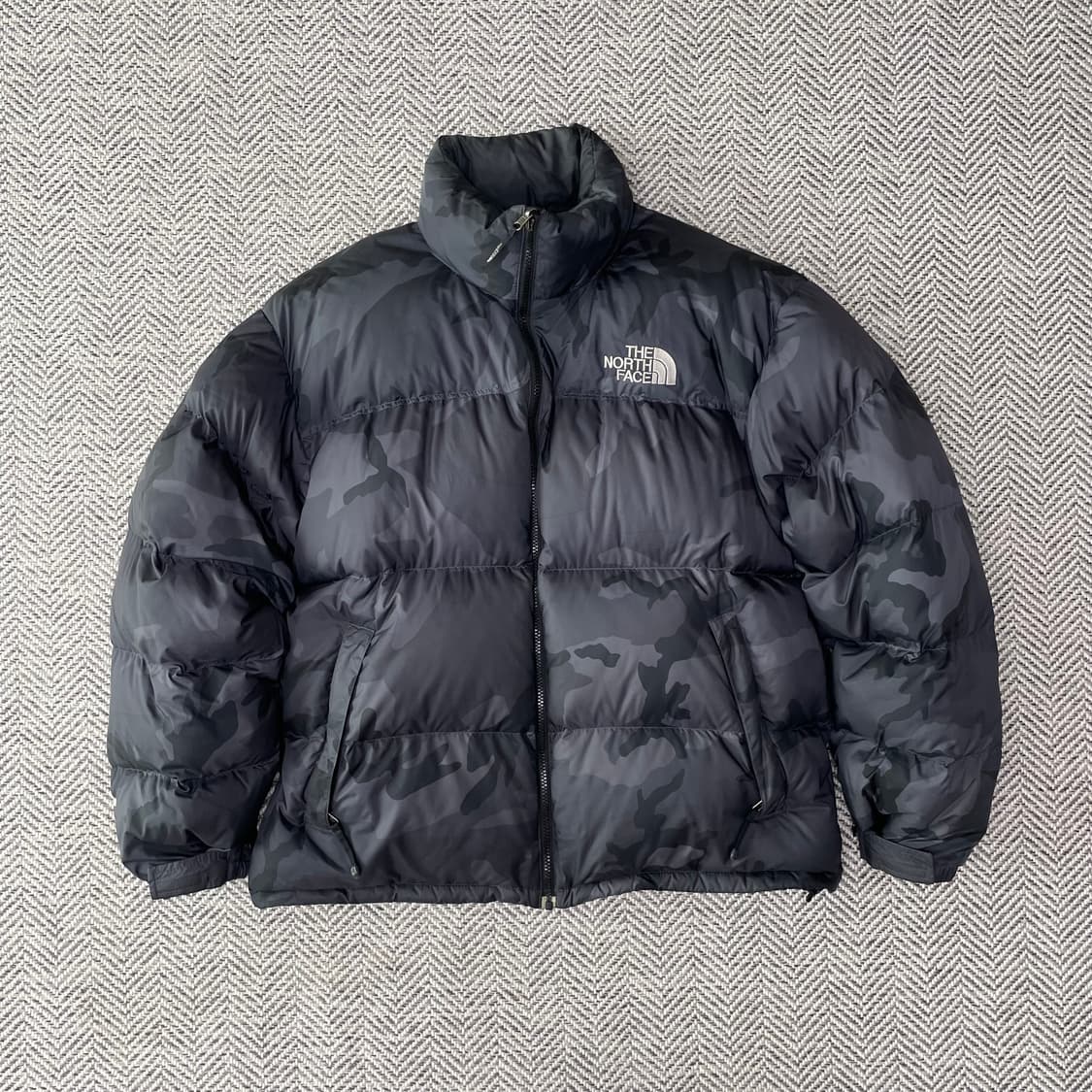 [105] 노스페이스 센터로고 무광 블랙 카모 700 눕시 패딩 상품이미지2