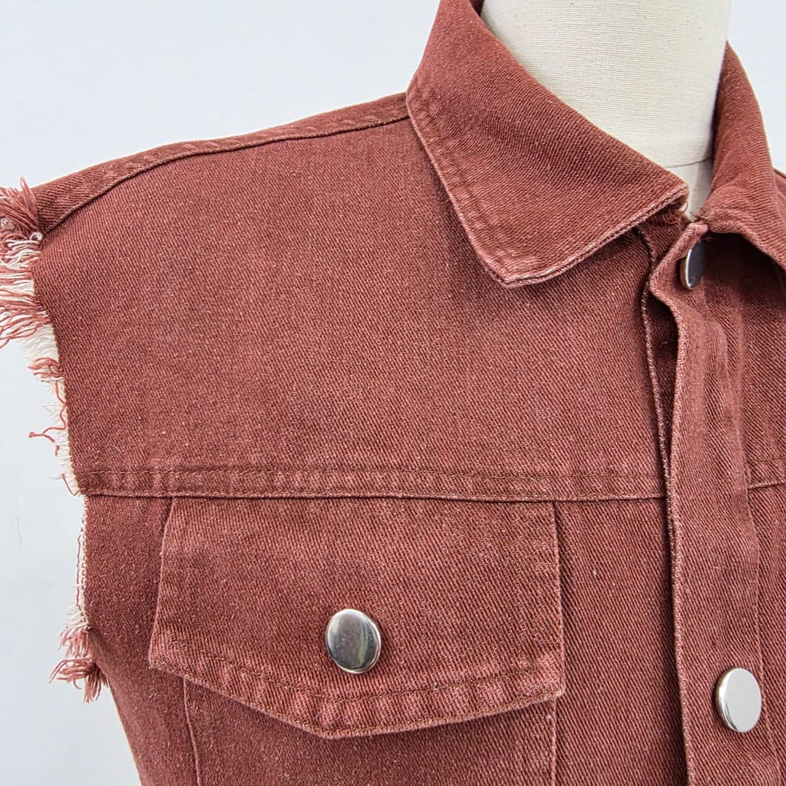 브릭 레드 컷오프 크롭 데님 베스트 상품이미지6