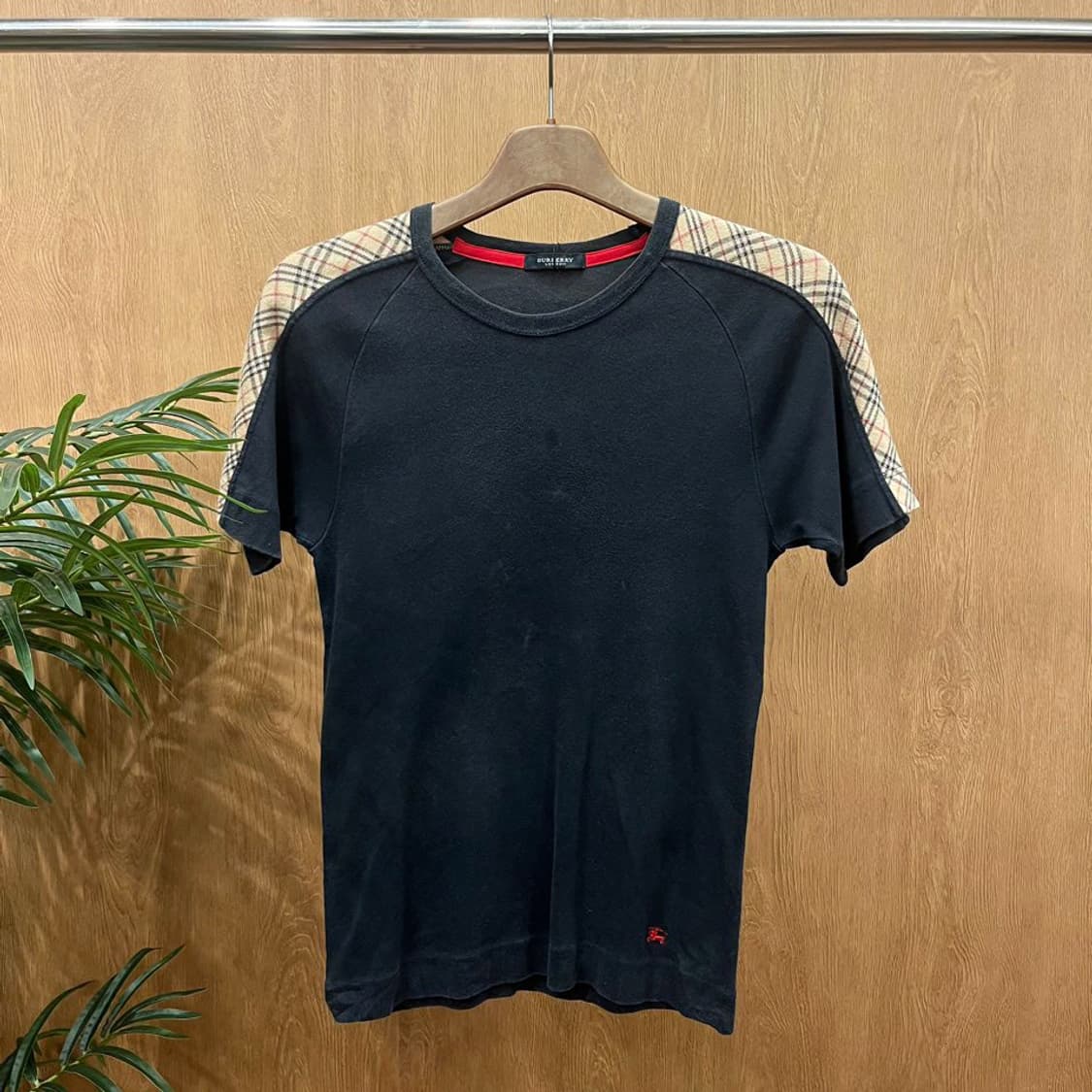 버버리 런던 코튼 반팔 티셔츠 숄더 배색 라인 로고 자수 디테일 네이비 상품이미지1